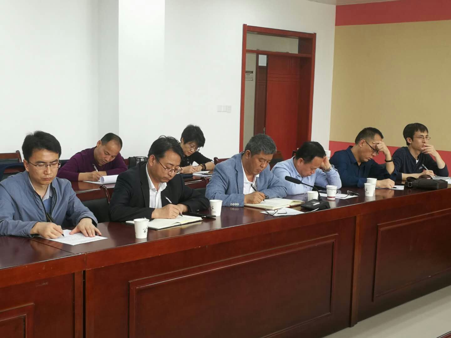 公司教师认真聆听督导意见